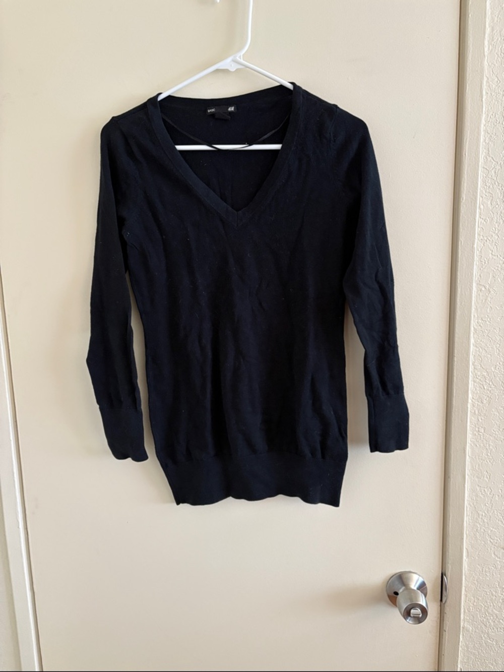 H&M Women's Black V-Neck Lightweight Knit Pullover
